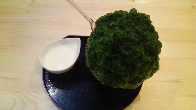 「椛屋」の天然かき氷メニュー「抹茶ミルクあずき」