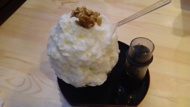 「椛屋」の天然かき氷メニュー「ミルクとクルミにカラメル」