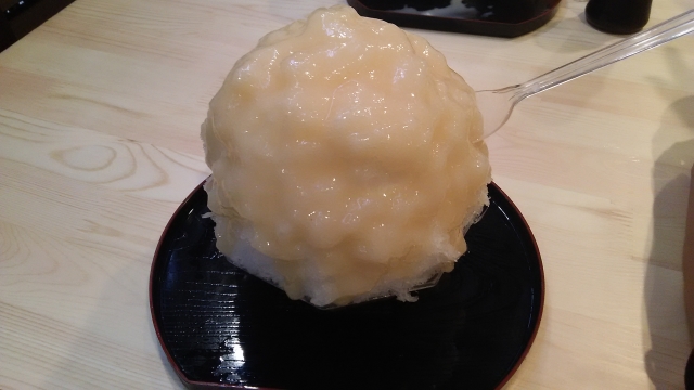 「椛屋」の天然かき氷メニュー「白桃」